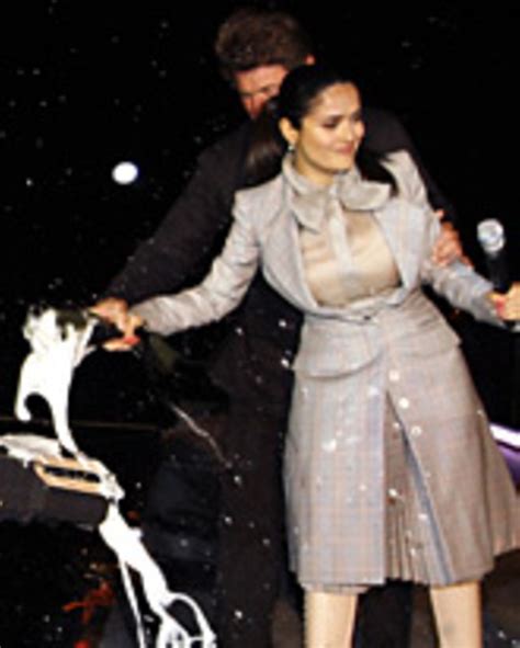 Wie die schauspielerin selbst verriet, lässt die achtjährige valentina ihre haare extra lang wachsen, damit daraus später ein haarersatz für ein ein von salma hayek pinault (@salmahayek) gepostetes foto am 29. Salma Hayeks missglückte Schiffstaufe | GALA.de