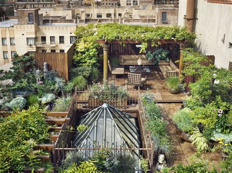 This post brings a lot of ideas that can help you to get started planning decoration of your small yard. Awesome Rooftop Gardens In Duplex Penthouse Loft | HomeMydesign