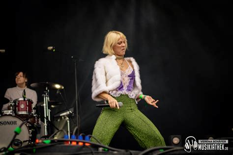 Wir haben mir 'ne maske geschnitzt und nicht beachtet, ob sie auch sitzt manchmal wünscht' ich mir, dass sie einfach zerbricht denn mit ihr. Fotos: Alli Neumann - Green Juice Festival - 16.08.2019