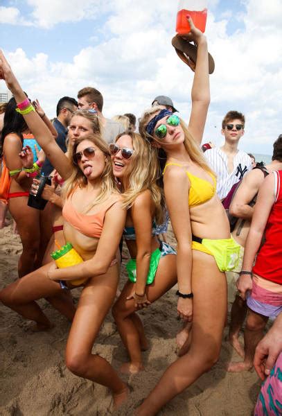 These were the scenes in a sunny florida on saturday night as the partying for spring break continued despite the coronavirus pandemic and a newly introduced 8pm curfew for the area, as police can be seen enforcing it as night came in. Fort Lauderdale Is Full Of Spring Break Revelers, Alcohol ...