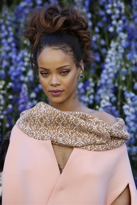 La soirée commence à 20h30 et les fonds récoltés grâce à la vente. PEOPLE. Le cousin de Rihanna tué par balle dans les rues ...