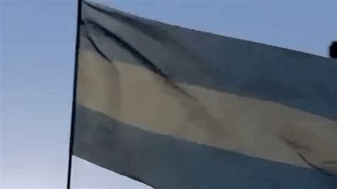 Bueno, acá les traje un gif que hice como hace una semana como para demostrar que quiero apoyar al equipo en no es nada profesional, es simplemente la bandera flameando, que en realidad es. 11 cosas que delatan a un argentino cuando viaja al ...