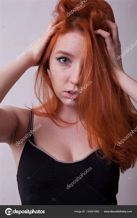 Milf gros seins enculée par son masseur. Femme belle rousse aux gros seins sexy en photo de studio ...