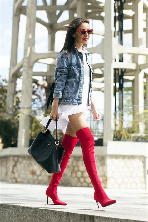 .las botas con todo tipo de ropa como shorts o vestidos, no hay nadie mejor en quien fijarse que en las bloggeras famosas posando con las botas hunter, en los que podremos ver outifts que encajan con todo tipo de situaciones tanto formales como informales como temperaturas altas, bajas o. Tendencias Otoño 2018: Look con Botas Altas Rojas | The ...