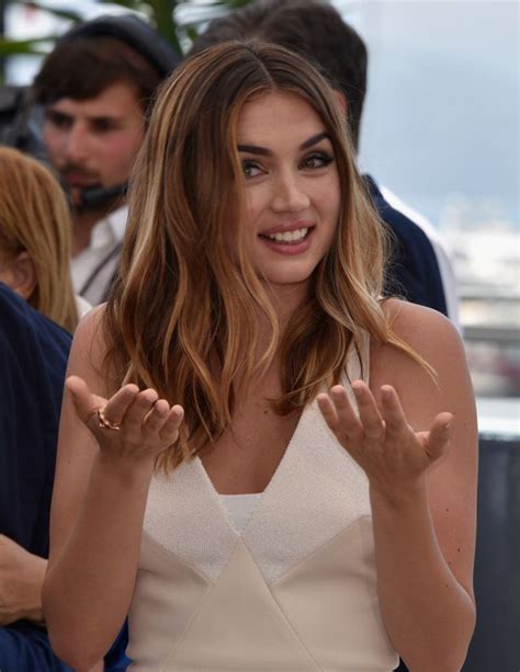 De seus primeiros passos até seus próximos projetos. ANA DE ARMAS at 'Hands of Stone' Photocall at 2016 Cannes ...