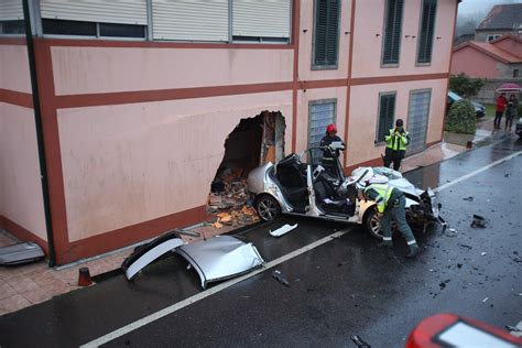 Preparación paso a paso y fotos. Un coche choca contra una casa en el punto negro de Mos ...