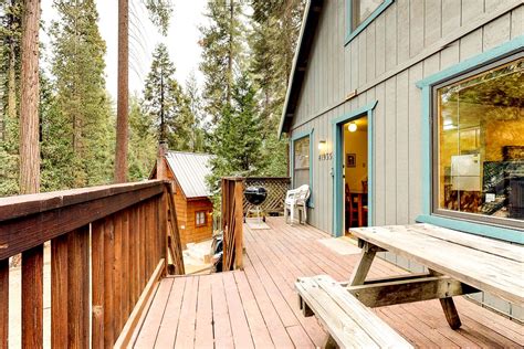 It also runs a small general store where you can stock up on sunscreen and snacks. Cabin in Shaver Lake, California