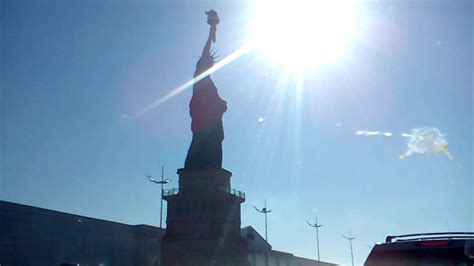 Rio — uma réplica da estátua da liberdade de uma loja da havan na cidade de capão da canoa alguns regiões da cidade também ficaram sem forncimento de luz por conta de danos causado pela mc kevin, modelo e amigos consumiram mais de r$ 1.500 em quiosque na orla da barra da tijuca. Estátua da Liberdade da Havan de Barra Velha - YouTube