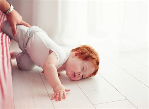 Wann bei ihrem baby die ersten zähne einschießen, ist sehr unterschiedlich. Baby Sturz vom Bett oder Wickeltisch: Wann zum Arzt ...