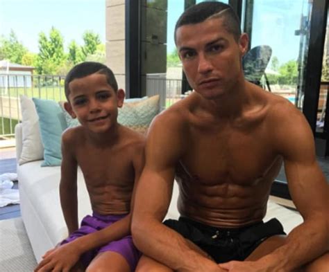 Португальский игрок воспитывает четырех детей. Криштиану Роналду опубликовал первое фото своих ...