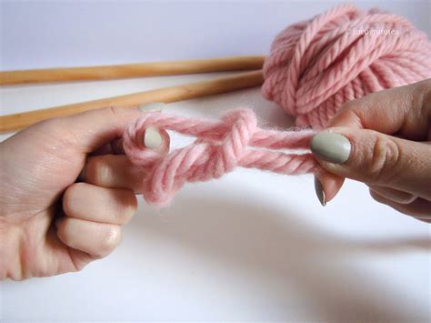 Последние твиты от it's knot knitting (@itsknotknitting). Knitting Basics | How to make a slip knot