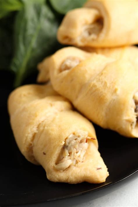 A kids recipe made by one of the cutest video. Mom's Chicken and Cream Cheese Roll-Ups | Recipe in 2020 ...