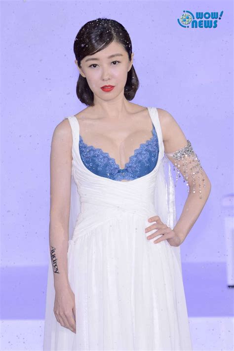 Aug 12, 2021 · 這時羅維的幕後支持者嘉禾電影的鄒文懷安排成龍到好萊塢拍攝《殺手壕》、《炮彈飛車》、《威龍猛探》一系列的低成本西片，未有作為。 1981年回歸香港拍攝《龍少爺》重振聲威，接著同師兄 洪金寶 拍攝一系列「福星片」。 Wow!NEWS新聞網 - 李維維氣色佳被認喜事近 休息再出發盼轉型