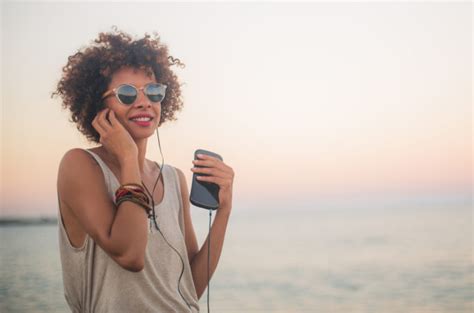 Wenn sie ihre kontaktlinse nicht finden sollten, stellen sie sich einfach vor einen spiegel und suchen sie das auge. Risikofaktor Musik: ab wann sie das Gehör schädigt - myHEALTH