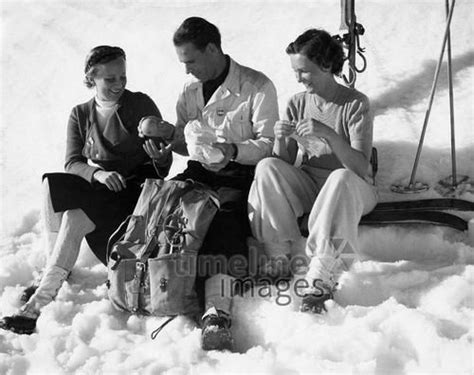 Simply put, we're a community of people who love to ride bikes. Viktor Leon mit zwei Frauen beim Picknick im Schnee ...