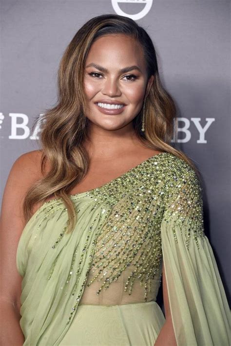 Chrissy teigen goes completely bare, wears nothing but body paint | sports illustrated swimsuit. 70+ heißeste Chrissy Teigen-Bilder, die zu heiß sind, um ...