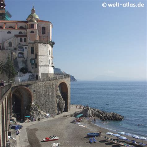 Beim absturz einer gondel am norditalienischen lago maggiore haben 13 menschen am sonntag ihr leben verloren. Foto Atrani an der Küste bei Amalfi, Italien | Welt-Atlas.de