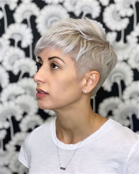 Pioneered by celebrities like miley cyrus, this style attracts many who want to make a statement that embraces the strength of masculinity with. Curly Androgynous Haircuts : 7 Androgynous Haircuts And ...