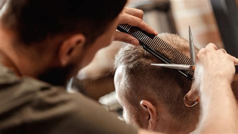 Le coiffeur assure l'ensemble des soins esthétiques et hygiéniques de la chevelure. Impatients d'aller chez le coiffeur après le 11 mai ? Vous n'êtes pas les seuls ! | LCI