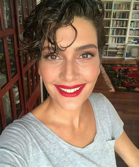 Bergüzar korel'in saç tasarımı hayranları tarafından kemal sunal'ın hayat verdiği, 'şabaniye' karakterine benzetildi. Turkish series and celebrities adlı kullanıcının Bergüzar ...