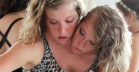 For those who don't know about these two sisters, though, abigail and brittany hensel are a set of conjoined twins that share a body but have two separate heads. De siamesiske tvillingene Abby og Brittany Hensel fyller ...