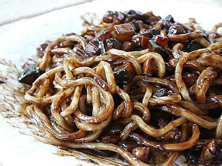 * 2 shiitake mushrooms soaked in half a cup of water for one hour. THE 1ST KSK UNOFFICIAL BLOG: Jajangmyeon Recipe (HALAL)