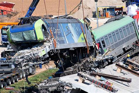 Dabei kam eine frau ums leben, 22 personen wurden. Bahnstrecke nach Zugunglück bei Auggen ab Mittwochabend ...