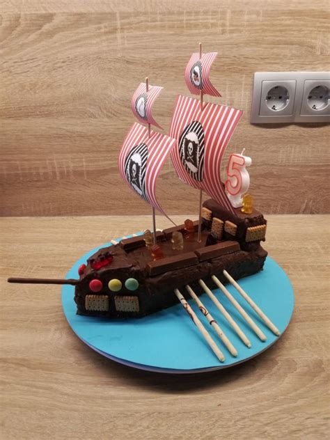 Bevor der guss trocken ist, die schokoriegel als reling rundum an den kuchenrand drücken. Piratenschiff-Geburtstags-Kuchen à la Dani von Back-Dani ...