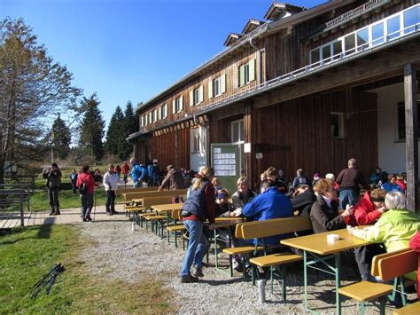 Auf schönen flowigen trails gehts, zum ende hin immer steiniger werdend, durchs hochmoor, wonach man gleich beim landshuter haus ankommt. Wandern: Bayerwaldrunde Einödriegel - Geisskopf (Tour 92106)