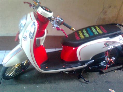 Ban belakang honda scoopy fi 2013 milik nyonya sudah cukup lama jomblo tanpa pasangan baru daripada nganggur kenapa gak dipasang saja ban depan sniego ke scoopy? SCUT "Standard Customs": Scoopy Gaul