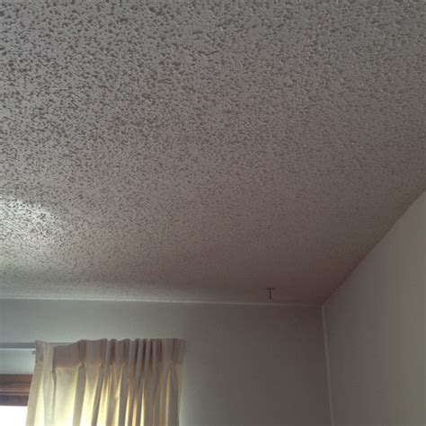Today we're starting on a master bedroom renovation project and the first step is to remove this old style acoustic. Tips and Tricks for Scraping Popcorn Ceilings