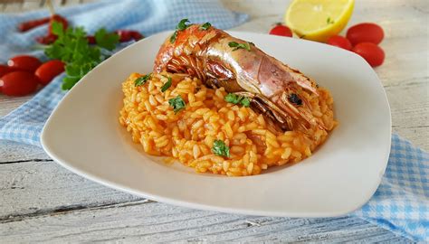 Are un gut delicio și o conitență cremoaă. Il risotto ai gamberi è un grande classico della cucina ...