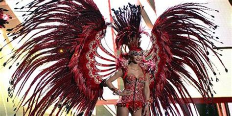 Un despliegue de brillos, plumas, fantasía y color con el que. Este fue el traje típico que usó Mariana Jiménez en el ...