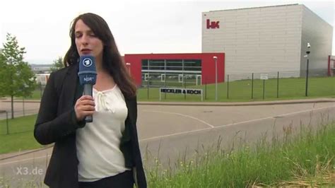 © dpa das logo des waffenherstellers heckler & koch ist auf dem firmengelände an einer präsentationswand neben waffen zu sehen. Caro Korneli: Pazifismuspreis für Heckler & Koch | extra 3 ...