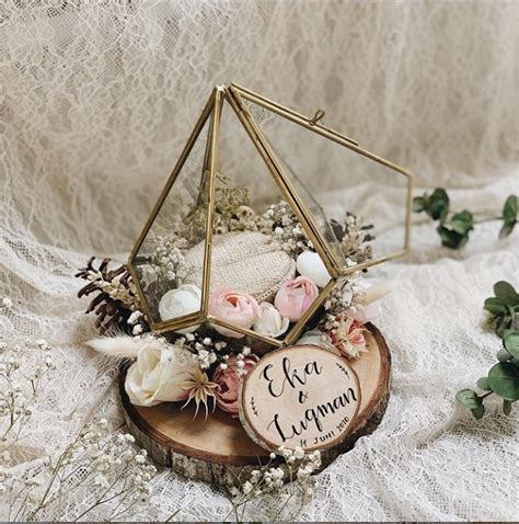 Tidak sedikit lho calon pengantin yang terkadang kebingungan untuk menentukan barang apa saja yang mesti dipersiapkan untuk isi seserahan lamaran kepada sang mempelai. 13 Isi Seserahan Lamaran & Inspirasi Desain yang Mudah ...