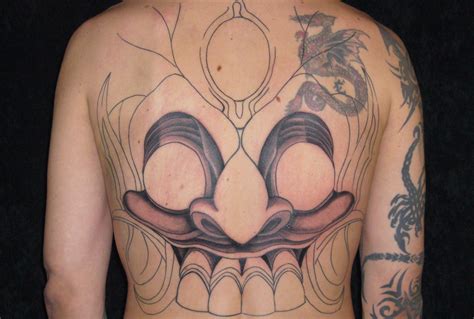 When the lines of the tattoo match the curve of the muscle, the design looks smooth and doesn't fit awkwardly on the skin. Interview de Flow et son tatouage de masque balinais par ...