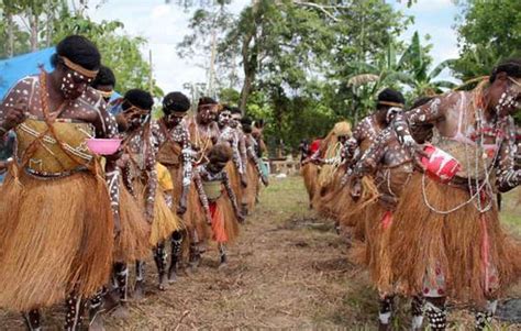 Pakaian adat ewer untuk pria terbuat dari kain beludru dengan model tertutup. Pakaian Adat Papua, Gambar, Nama, dan Penjelasannya | Adat Tradisional