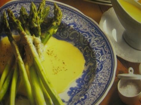 Salsa olandese precedentemente chiamato anche salsa olandese, è un'emulsione di tuorlo d'uovo, il burro fuso, acqua e succo di limone. Salsa per asparagi lessi - Ricette di Cotto e Postato