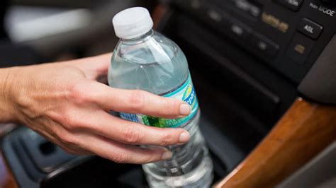 Bagi kebanyakan daripada kita, berkereta bukan hanya kenderaan untuk perjalanan seharian, sama ada berulang ke tempat kerja atau menuju ke destinasi yang diingini. Awas! Jangan Lagi Simpan Botol Air Dan Barangan Bahaya ...