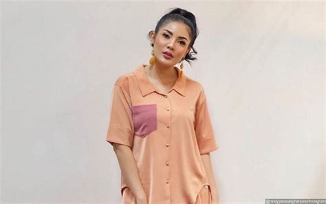 Alasan nindy ayunda menggugat cerai sang suami ternyata. Sudah Layangkan Gugatan Cerai, Nindy Ayunda Masih Sapa ...