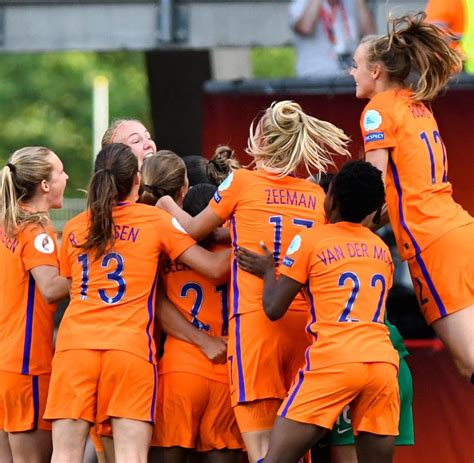 Die belgischen spieler bei der vorbereitung auf das spiel gegen dänemark im. Frauen-EM: Niederlande erstmals Frauenfußball ...