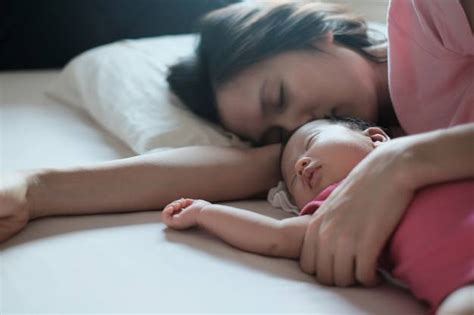 Jika bayi menangis tengah malam. Pakar Jelaskan Jika Isteri Saja Bangun Malam Jaga Anak ...