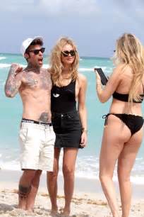 1,78 l'imperatrice digitale è alta almeno quanto sembra dalle foto e supera di 4 centimetri il marito fedez, che è alto 1,74. Chiara Ferragni and Fedez on the beach -37 - GotCeleb