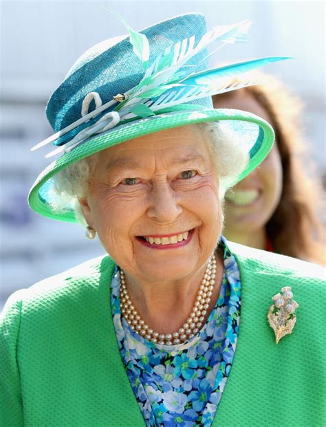 Elisabetta ii è regina non solo del regno unito, ma anche di canada, australia, nuova zelanda e di altri 12 stati membri del commonwealth. Le spille della regina Elisabetta - Foto 4 - iO Donna