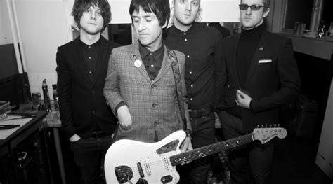 The band consisted of drummer zak starkey and former kula shaker bassist alonza bevan with marr handling guitars and lead vocals. Johnny Marr + The Healers - Muzikalia