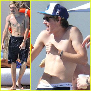 The mcfly band member tweeted this shirtless pic of one direction's niall in the. One Direction's Niall Horan: Shirtless at the Pool ...