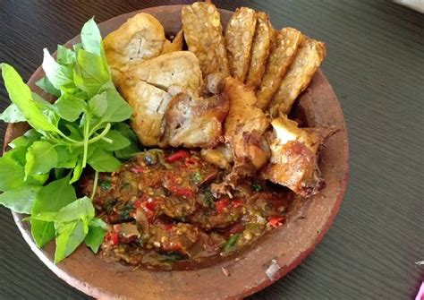 Sambal adalah istilah besar yang dalam kuliner indonesia merujuk pada saus pedas. Resep Sambal terasi kemangi oleh Miss Hesti - Cookpad