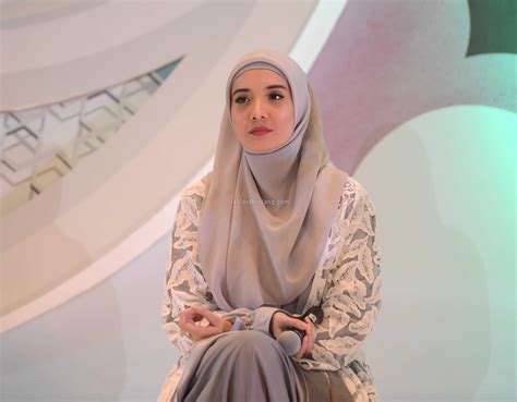 Manjanya zaskia sungkar kepada suaminya saat hamil. Memakai Hijab Syari Namun Tetap Fashionable Ala Zaskia Sungkar - Uzone