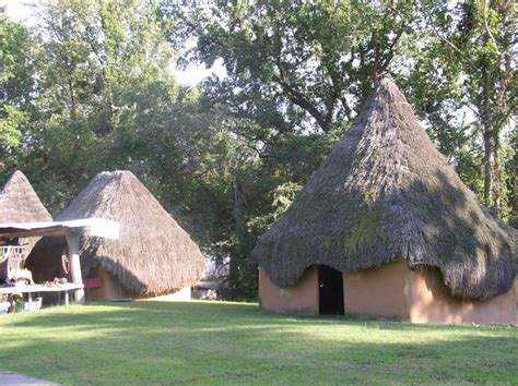 This village is isolated from the rest of the world as the peaks of chandrakhani and deo tibba shadow the village. Reconstructed dwellings at the Chucalissa site | Indian village, Memphis city, Memphis tennessee