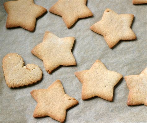 Crispy on the outside, soft on the inside and slightly buttery. Almond Flour Christmas Cookies : These almond cookies are a melt in your mouth almond cookie ...